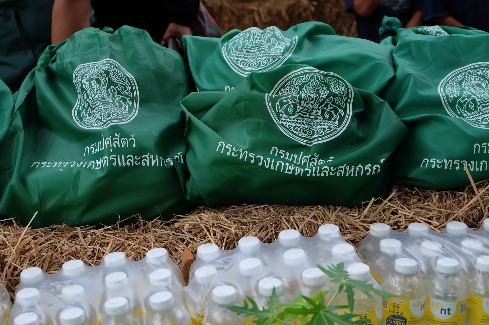 title - ส.ป.ก. ร่วมลงพื้นที่ติดตามนายกรัฐมนตรีและรัฐมนตรีว่าการกระทรวงการคลัง พร้อมคณะ ตรวจราชการและติดตามสถานการณ์อุทกภัย พบปะประชาชนและมอบสิ่งของช่วยเหลือผู้ประสบอุทกภัย ณ อำเภอคำเขื่อนแก้ว จังหวัดยโสธร